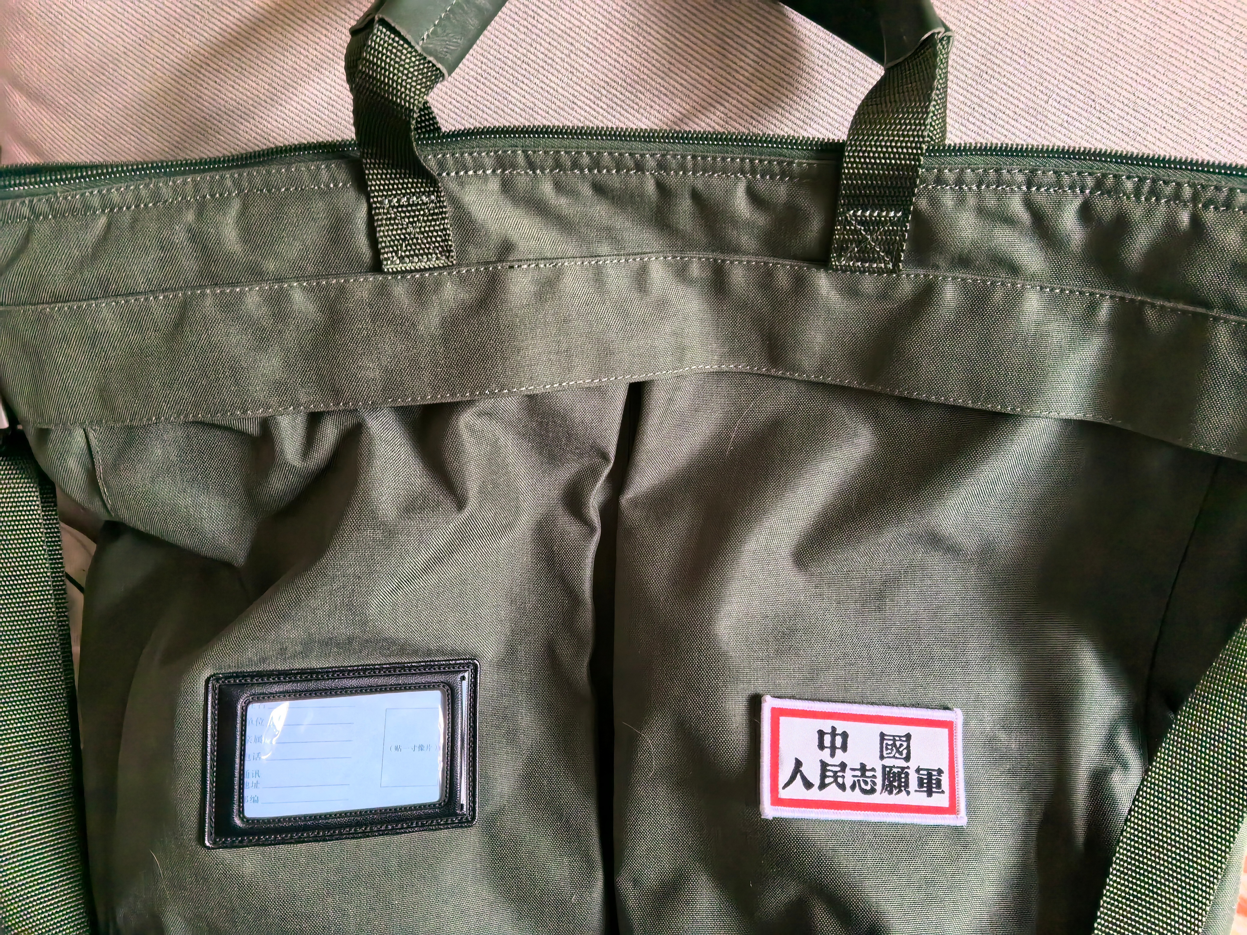 通勤包越来越抽象了 俺的通勤大包，电脑PAD杂物，提一公里以上就比较累了，一般扔