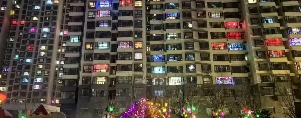 一篇劝中年儿媳妇别挑剔婆家年的文章突然刷屏。

作者林薇是心理咨询师，文章里写了