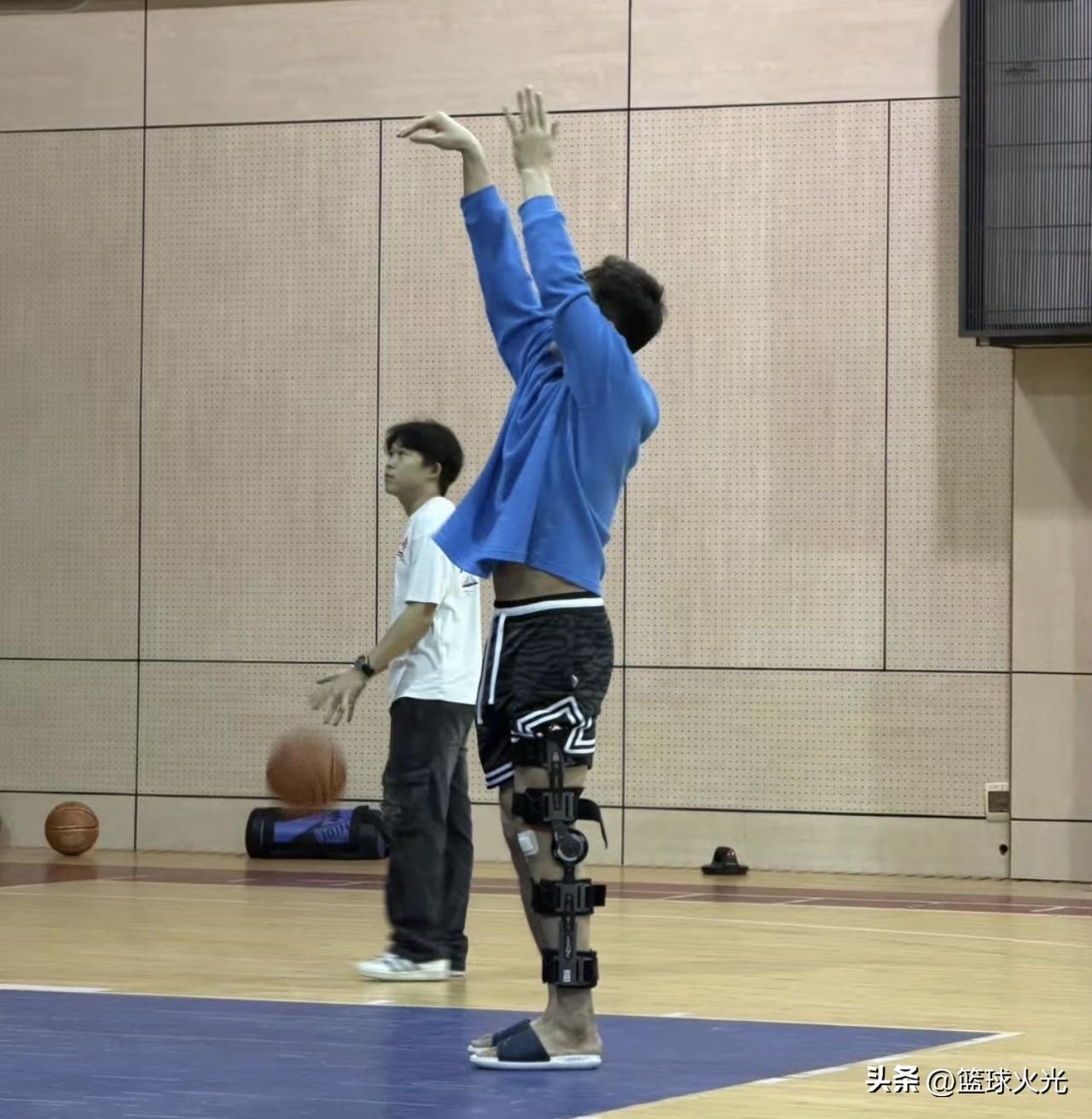 看到这样的郭艾伦有点让人心疼了！只想说等你满血归来。
一位征战十几载的老将，戴着