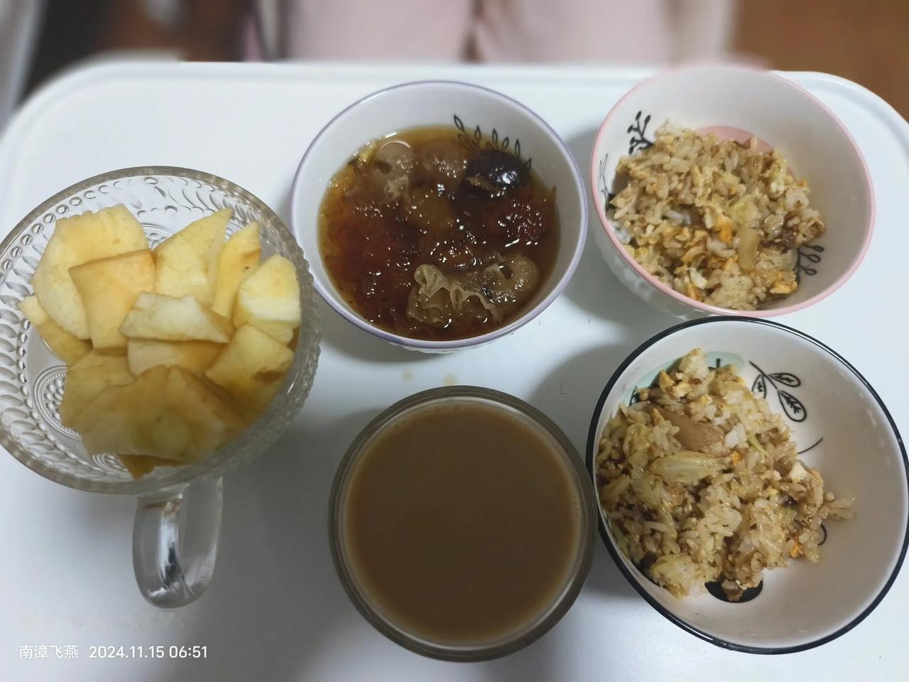 来一份营养早餐:苹果🍎桃子🍑银耳桃胶桂圆红枣汤，燕麦咖啡☕包菜花饭
周末愉快
