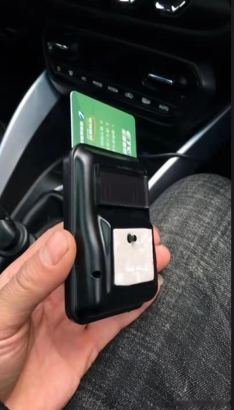 看到网友发文：前几年在银行安装了ETC，出了问题。于是我找到银行解绑银行卡，银行