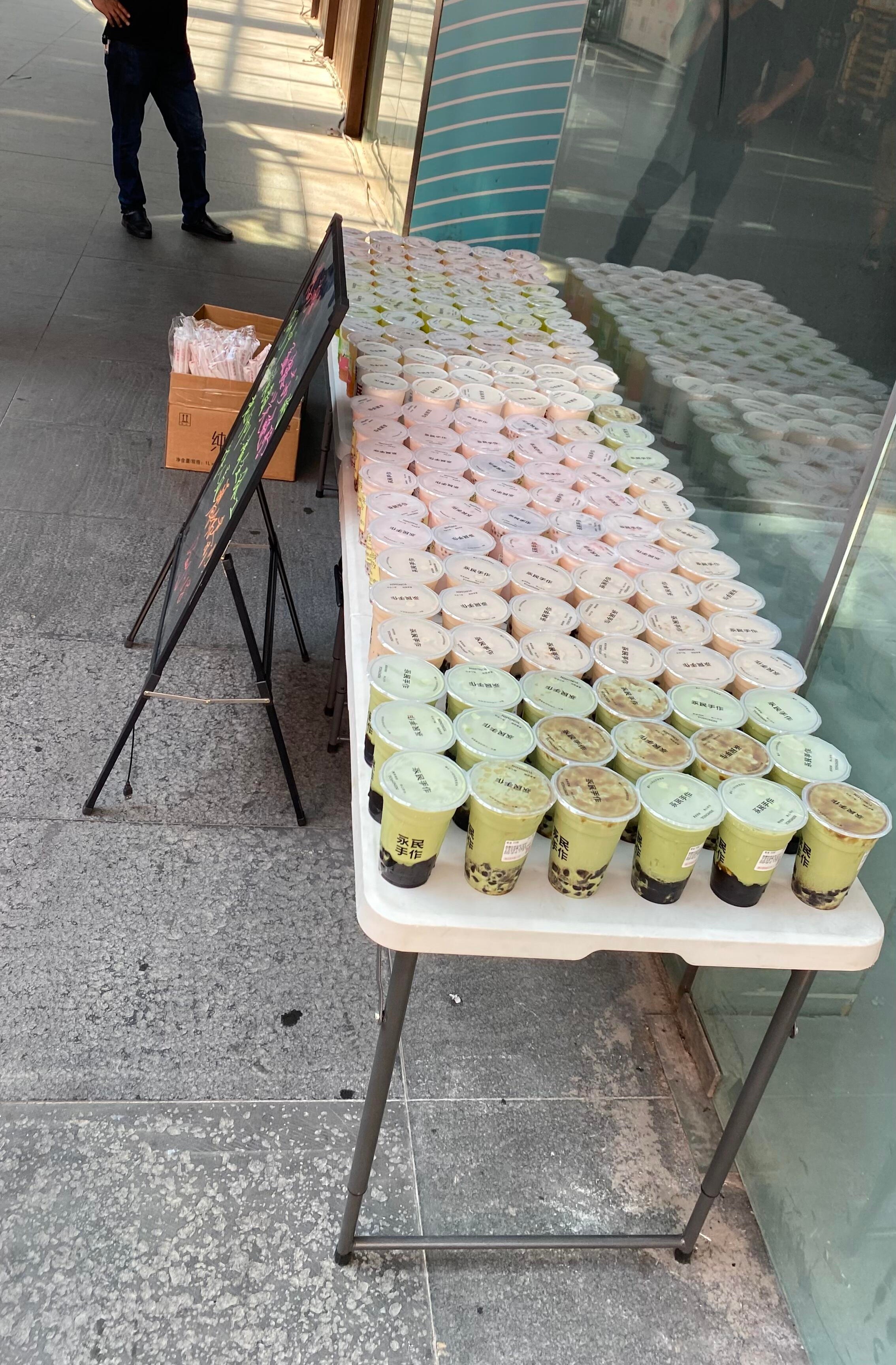 关晓彤红掌关晓彤孟露莎关晓彤请剧组喝奶茶了，谁不喜欢这么敬业又大方的小女孩