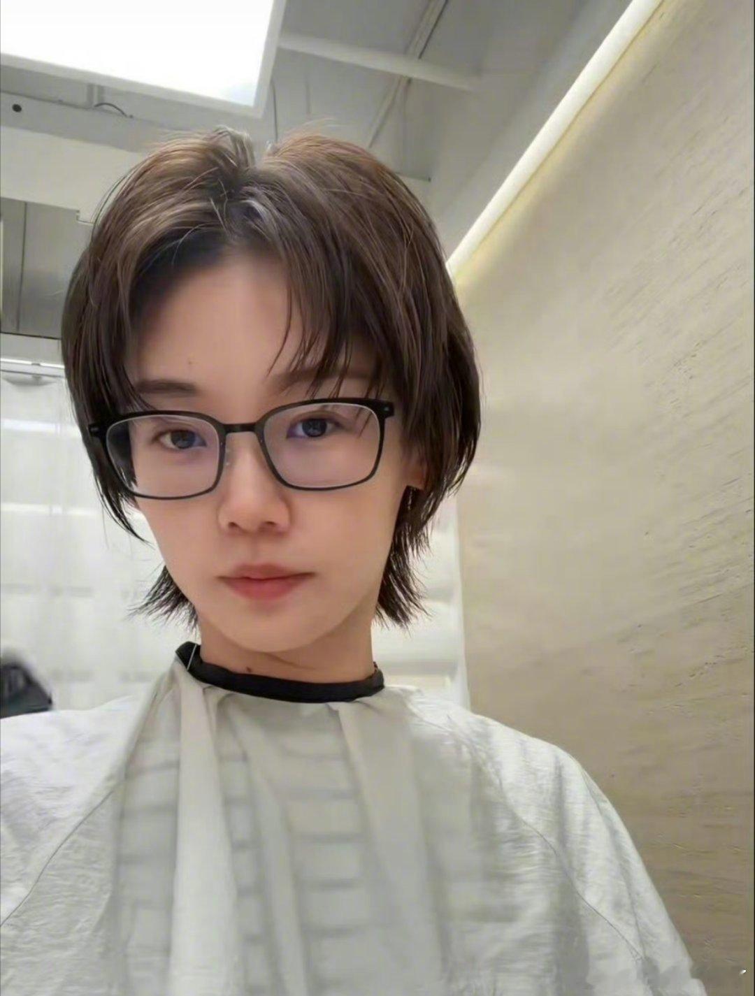 苗苗自己剪了短发有没动手能力好强，自己亲手剪了短发，清爽短发搭配眼镜解锁全新风格