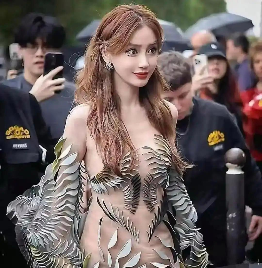 杨颖这辈子估计难进婚姻殿堂喽。可不是还惦记着黄晓明，也不是儿子小海绵不乐意，关键