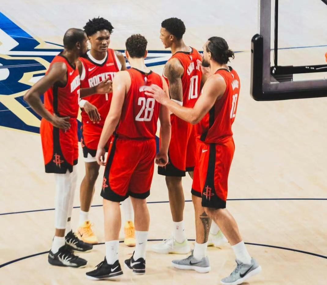 ESPN预测又来了！揭幕战：湖人胜勇士，雷霆灭火箭。
NBA常规赛揭幕战明日来袭