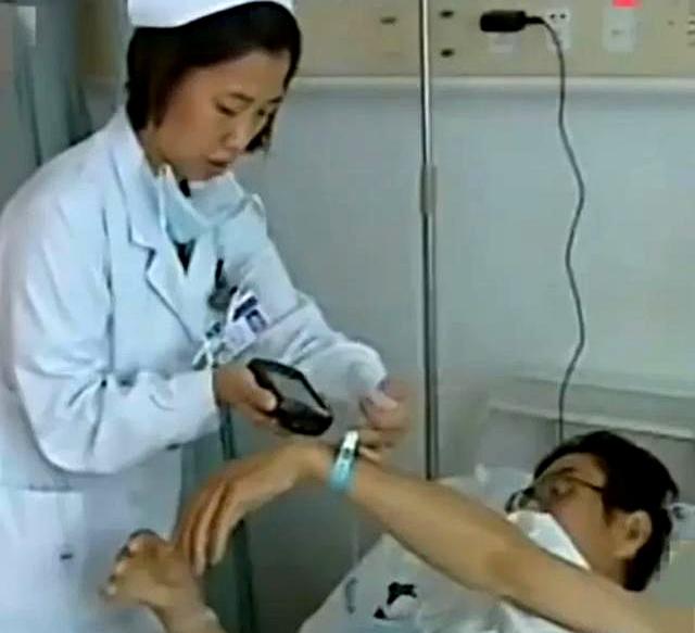 2011年，山东一男子尿毒症晚期，父母兄妹不愿救他，绝望时，突然一女子冲进病房，