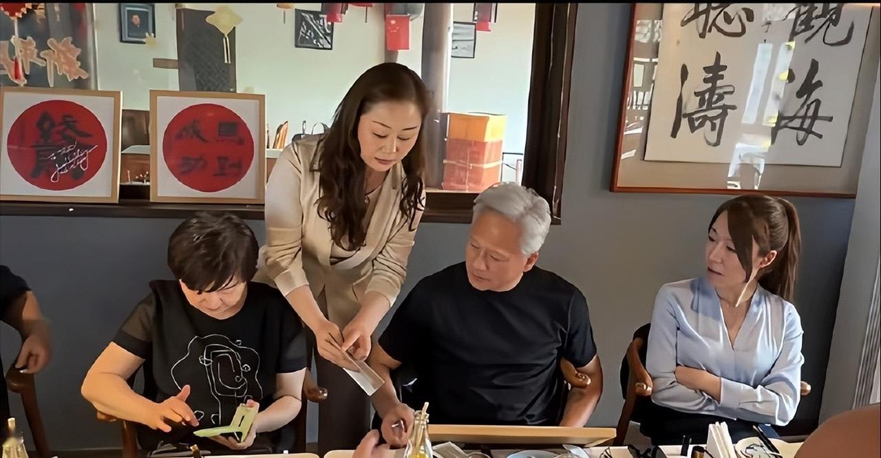 这个老板娘赢麻了！

5月18日，黄仁勋一行人在什刹海一家鲁菜馆就餐，老板娘拿出