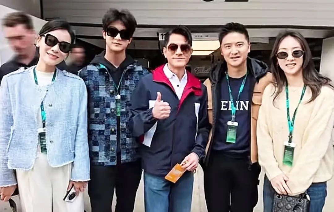 田亮一家四口现身上海活动，14岁儿子穿LV外套，比爸爸帅很多。17岁女儿森碟手提