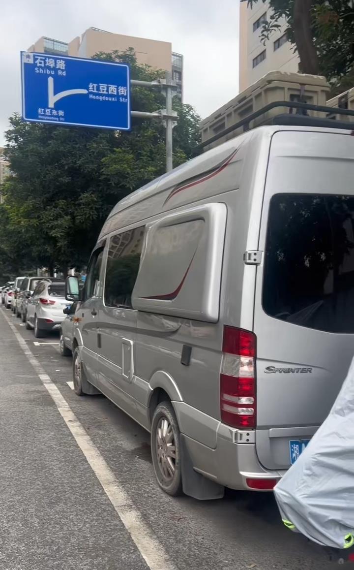 “钥匙在这，我回家了！”上海男子将百万元房车停在南宁街头，请