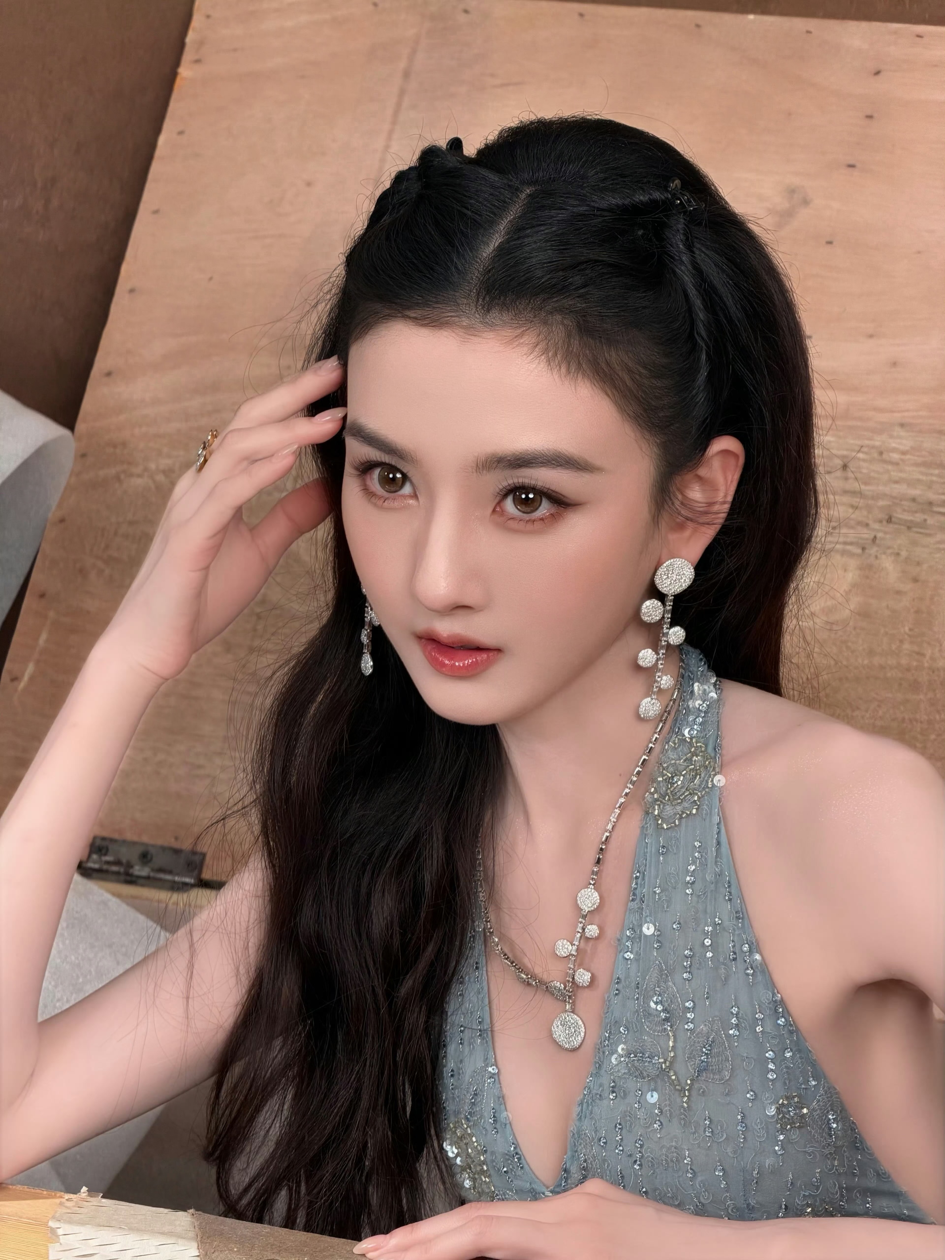 虽然今天的饼都让人闻之无味但这个眼眸和耳边晃动的珠宝一样闪耀的女孩值得更好的制作