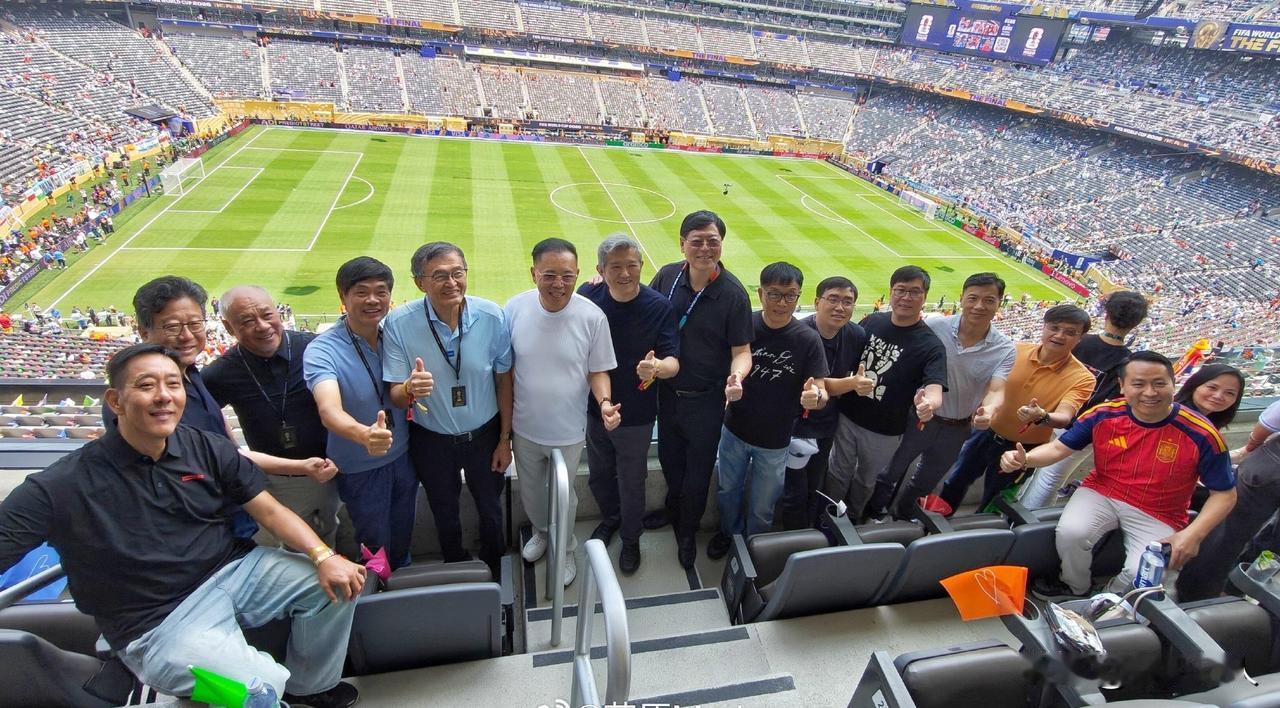 决赛看台上一扫，好家伙，全是熟脸。

马云、丁磊、李彦宏、杨元庆、程维、姚劲波…