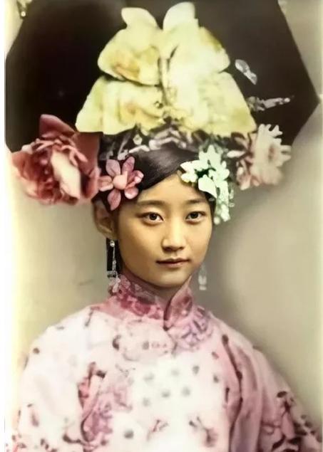 公元1959年，溥仪重归单身，回到了京城。在他快到五十岁的时候，年近五旬的王敏彤