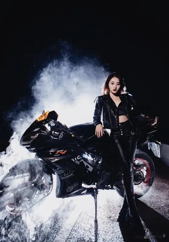 张雪机车在欧洲赛道一鸣惊人，靠的是技术与运营模式双突破。
技术上，其自主研发的8