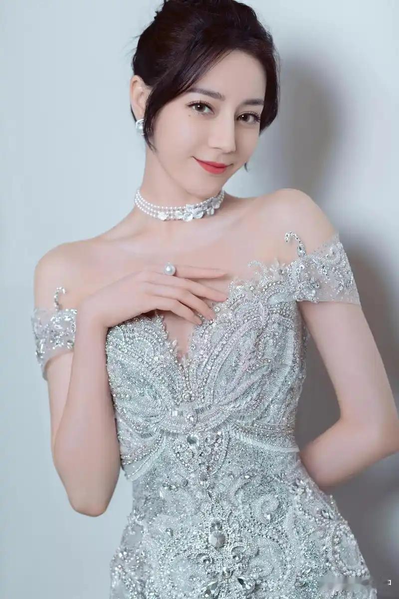 2026年6月10日，一条素圈手链直接引爆内娱热搜。有网友发现迪丽热巴近期线下活