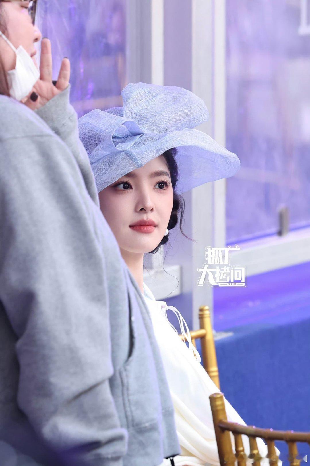 章若楠民国大小姐章若楠民国风蓝裙 章若楠今日活动路透！复古造型温婉秀丽，生图里活