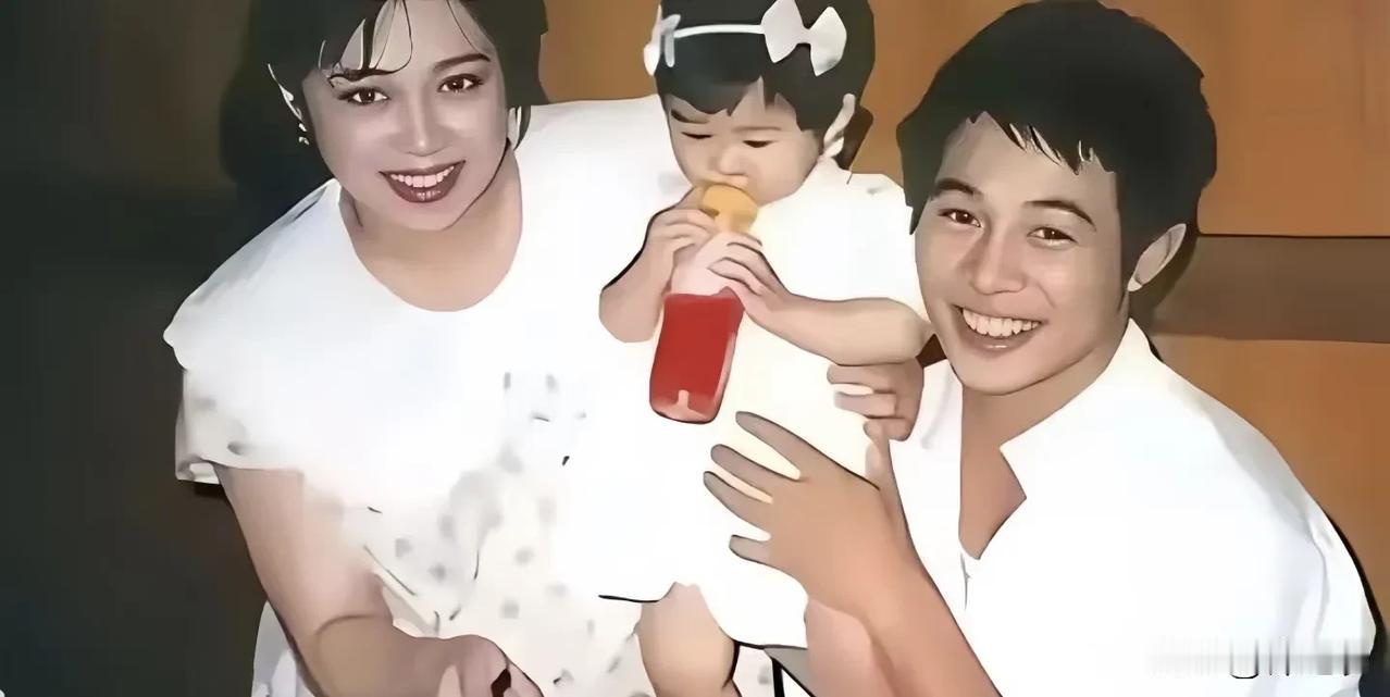 李连杰和黄秋燕的两个女儿，被网友们嘲讽，说李连杰只爱和利智生育的两个女儿。

而