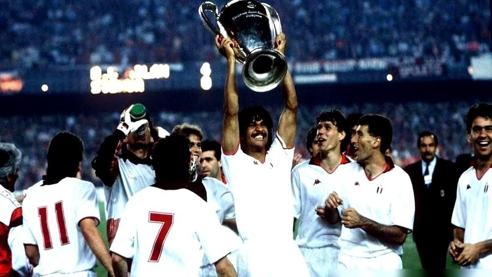 足球史上最夸张的一年，金球奖前三名，居然来自同一个俱乐部，还来自同一个国家。
