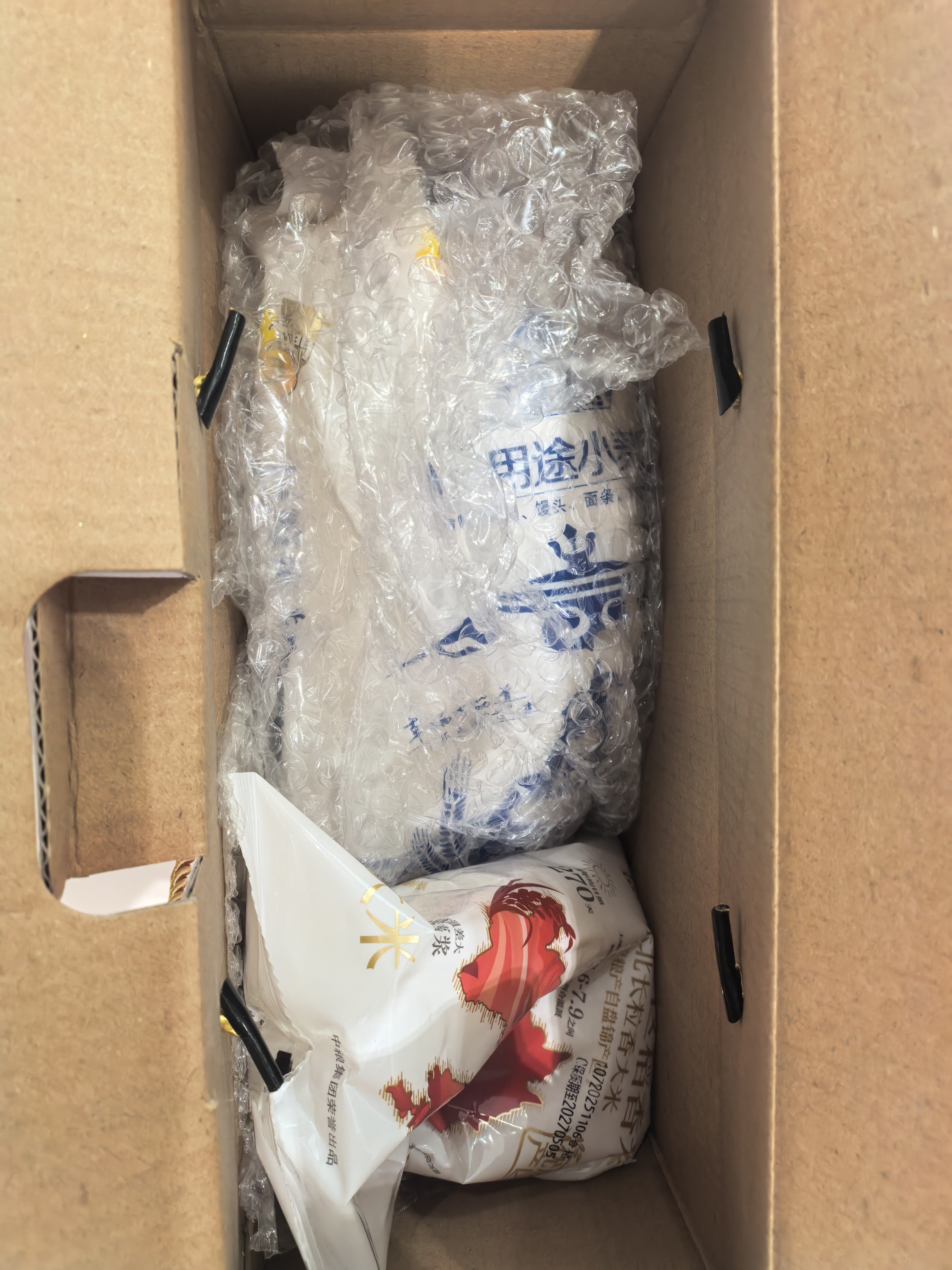 昨天刷到智界、享界车主的新年礼盒，刚骂了问界，今天去保养也收到了礼盒，虽然是米面