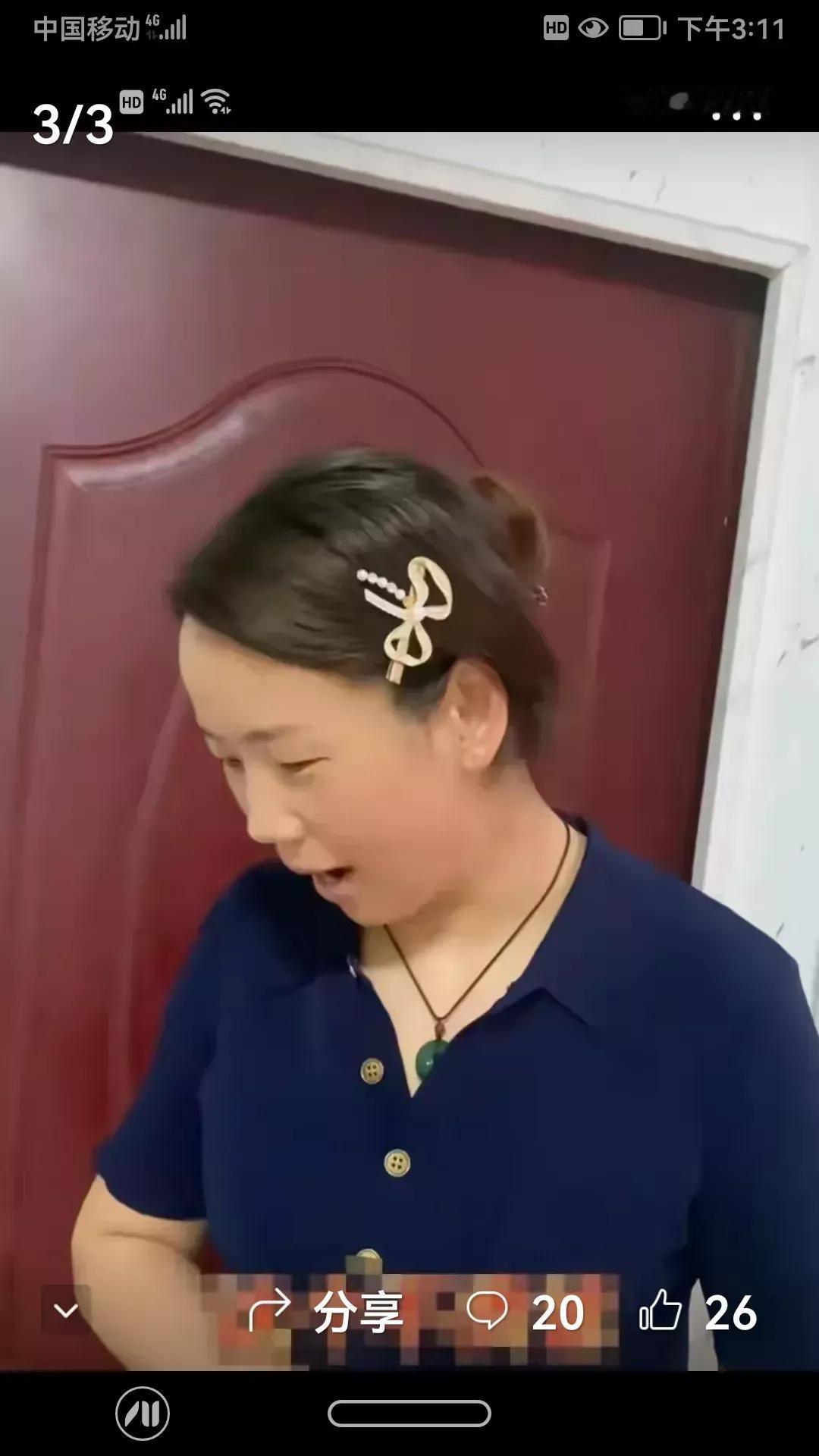 你们能猜出来她是谁吗？开始我愣了一下，仔细看还是倔媳妇。

怎么打扮成这样？可不