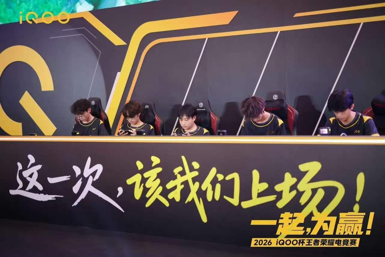 南京大区赛圆满收官，金陵天地商场中庭秒变线下峡谷！现场围满围观观众，路人王、民间