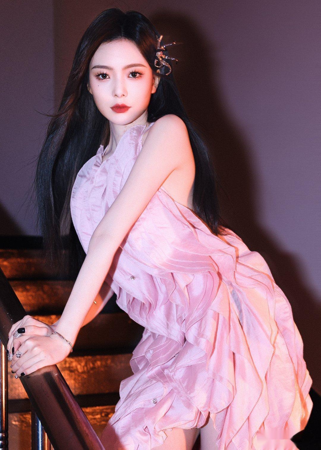 #硬糖少女303##陈卓璇# 今日份糖妹新鲜物料陈卓璇工作室更新新定妆照一组从曝