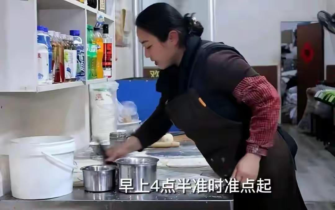安徽33岁女子坚守单身，12年起早贪黑卖烧饼，只为给弟弟置房购车，网友不禁质疑：