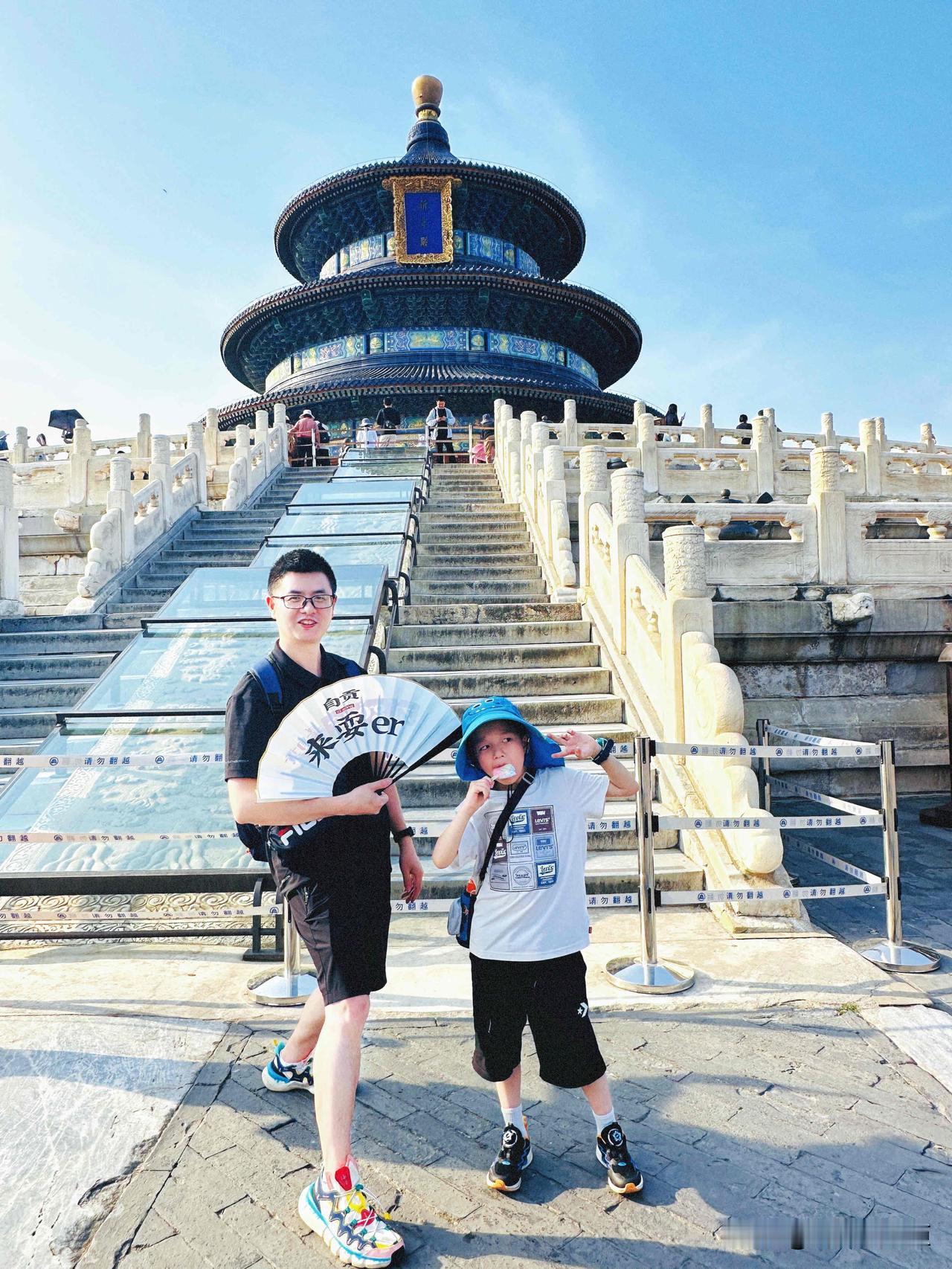 天坛之行：触摸历史的温度

阳光暖暖地洒在大地上，我们一起踏上了前往天坛的旅程。