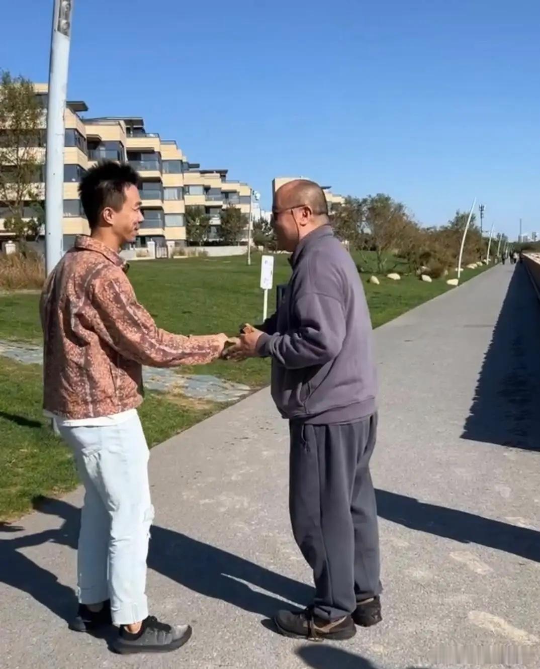 57岁窦唯现身阿那亚乡村游玩被偶遇，他穿衣打扮老气横秋，他现实中真人看起来好苍老