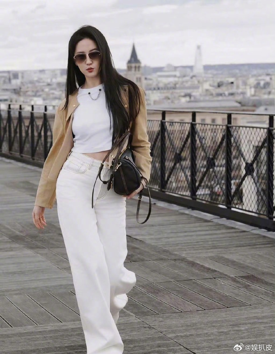 刘亦菲老钱风大片刘亦菲把老钱风穿成了专属风格。松弛不垮、简约不寡淡，东方温婉与西