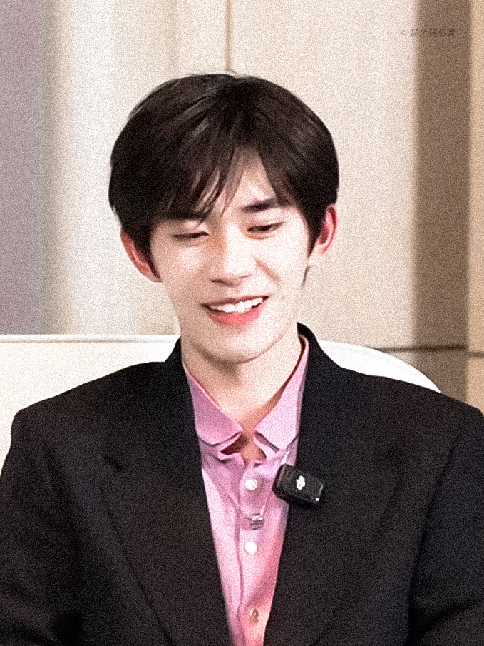 ⦿易烊千玺礼堂钟声在敲响🔔 