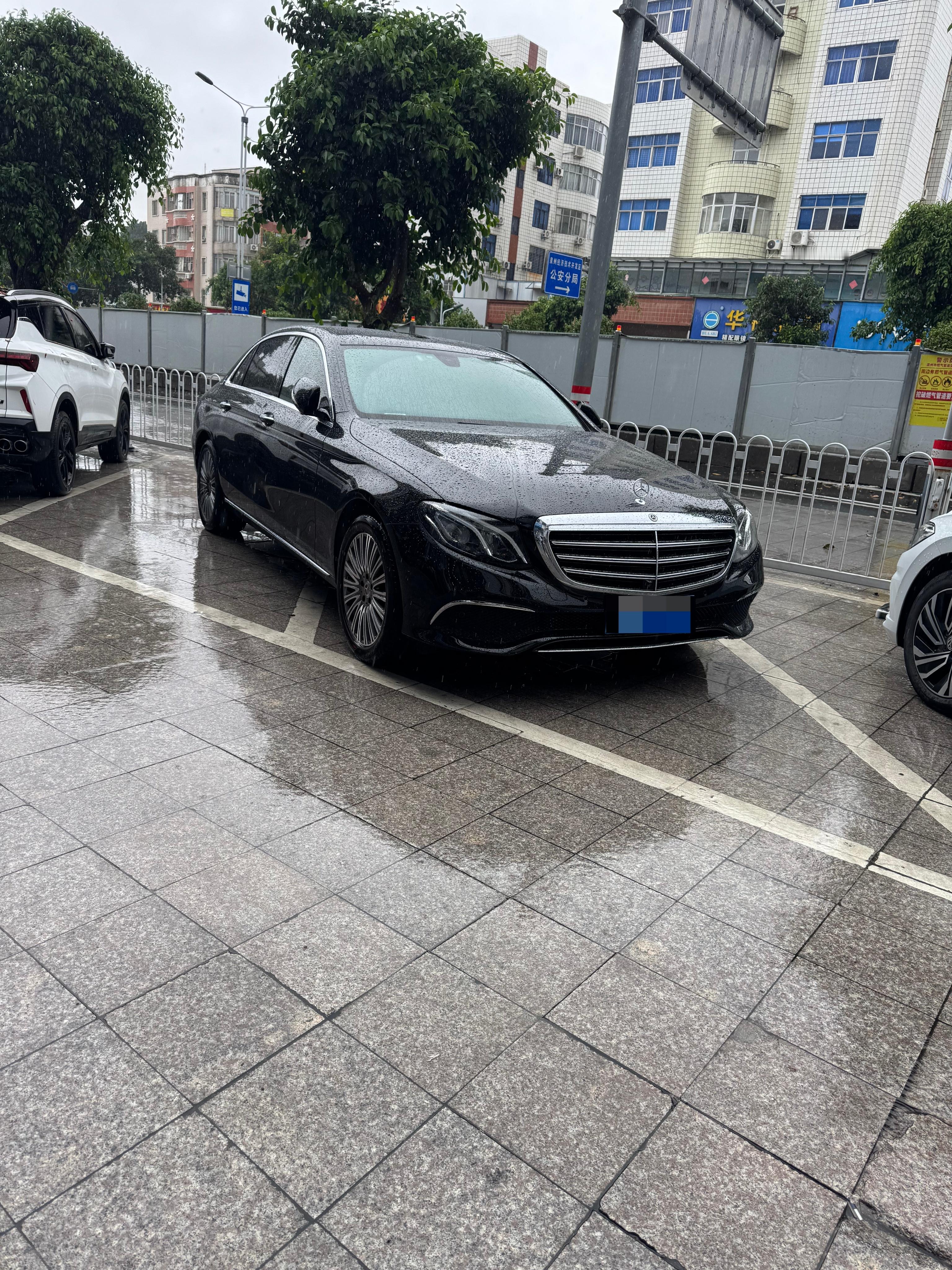 这奔驰车主可真与众不同，一台车非得占两个车位，显得自己尊贵豪横与众不同？头一次见