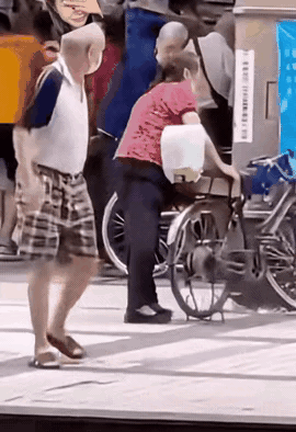 拿了一袋馒头就跑，好像占了多大便宜似的，这种行为让人不耻。
一个穿着短裤，戴着口