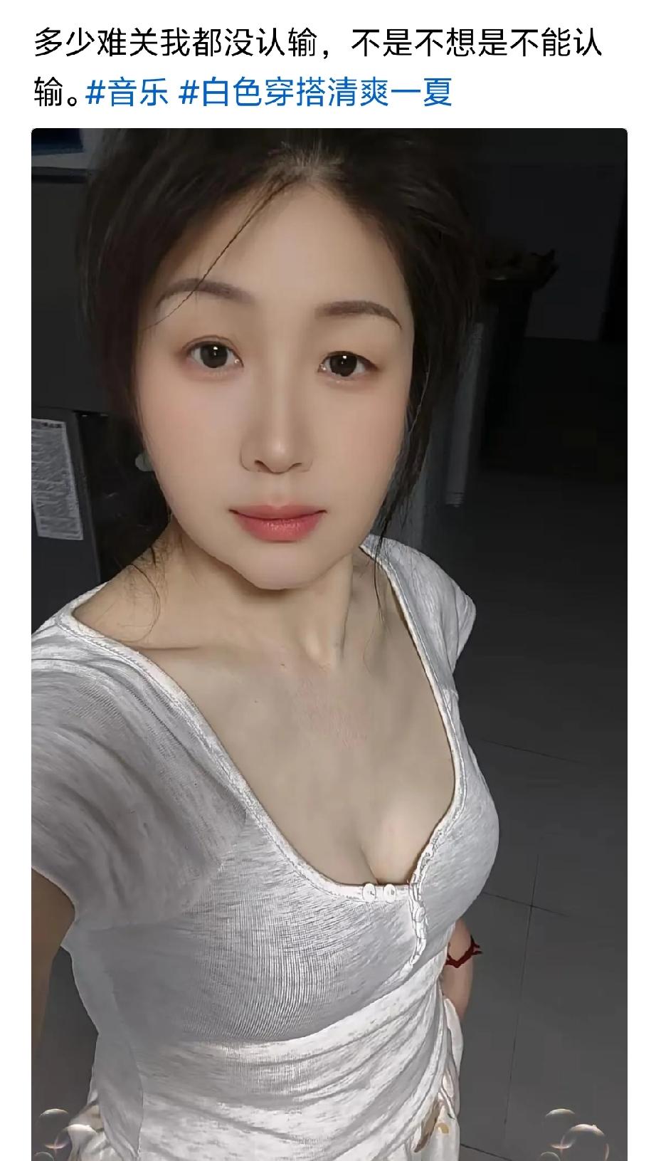 这妞真不错，耐看而不失优雅，肤白貌美气质佳，韵味十足
