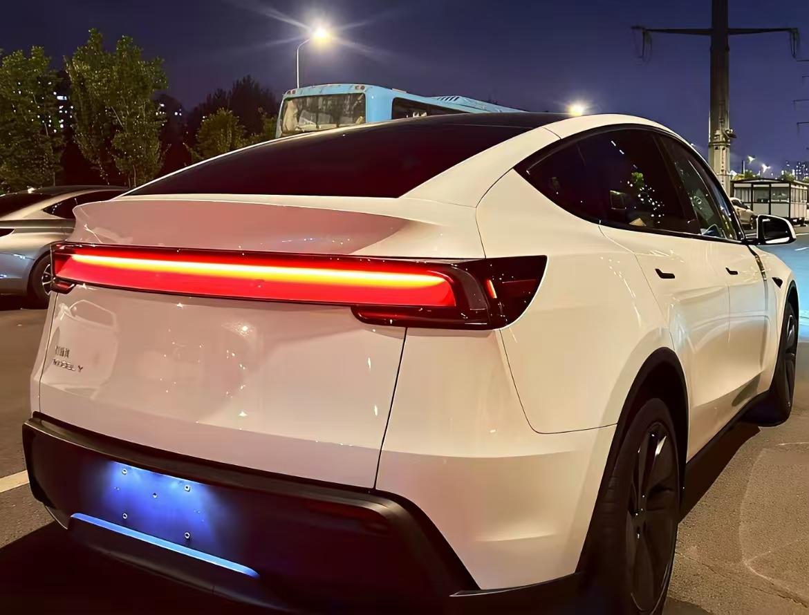 听我一句劝，如果你经常开车跑高速，又想开新能源车的话，那么唯一的选择就是特斯拉。