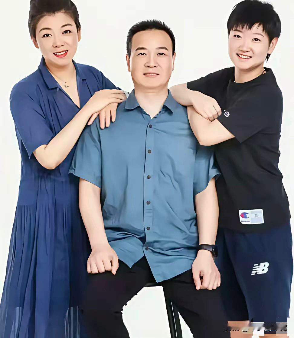 当聚光灯聚焦赛场，他们拼尽全力冲击金牌，为祖国拿下一份份亮眼荣誉，是万众瞩目的体