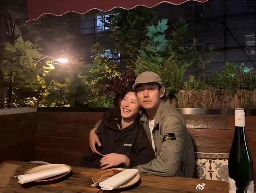 纪凌尘与女友现身机场 他和女友看着挺般配，俩人高个子都像模特，气质也搭，蛮不错的