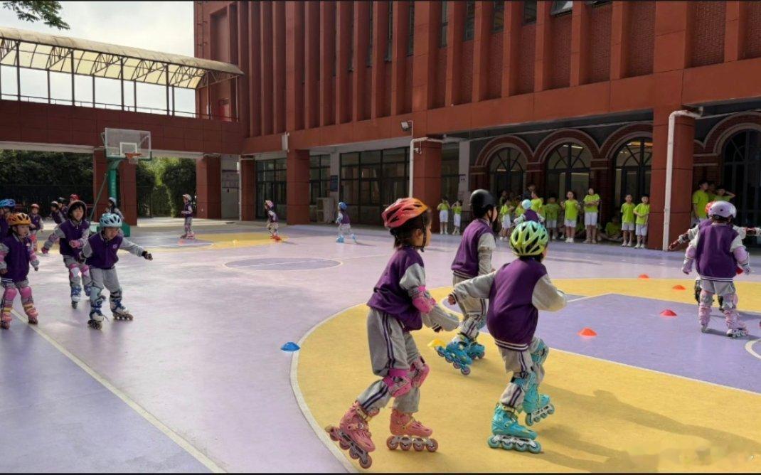 我小时候体育课不这样 太开心了，篮球场上呐喊震天，足球训练协作默契，孩子们的笑容