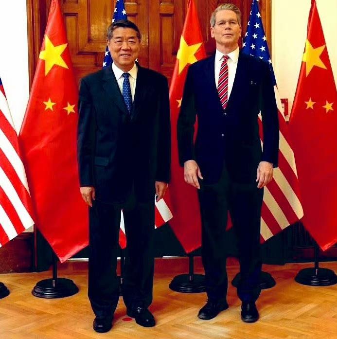 一看，
贝森特就是底气不足的样子！李成钢这次应该是去马来西亚参加会谈了！有贝森特