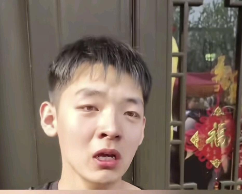 一名18岁的男孩，独自从江西远赴江西上饶，找到网红王婆说媒。
旁人一开始都以为，