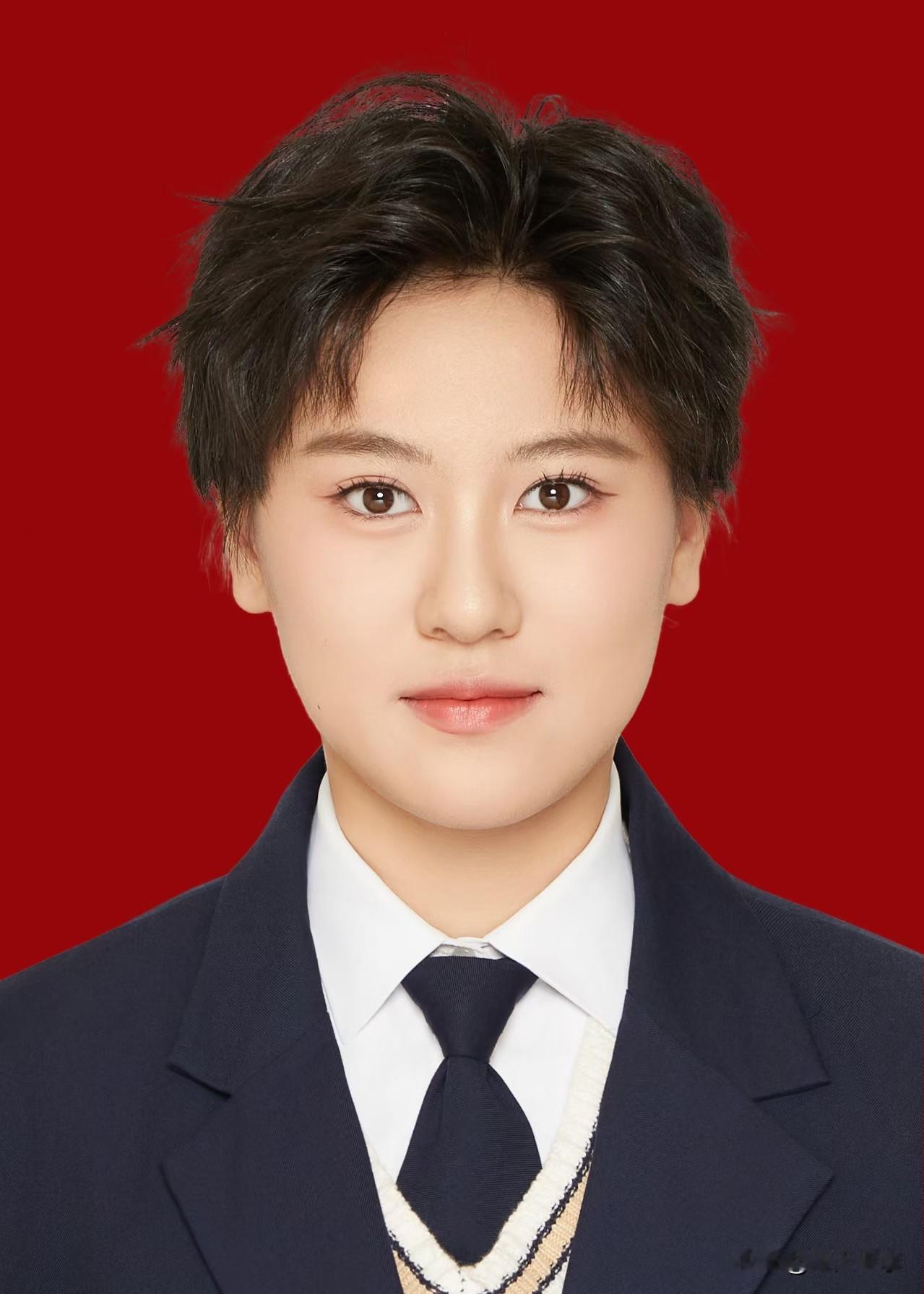 孙女的爱宠小猫——马克。
孙女今年15岁，在沈阳市参加中考，成绩还不错，顺利被省