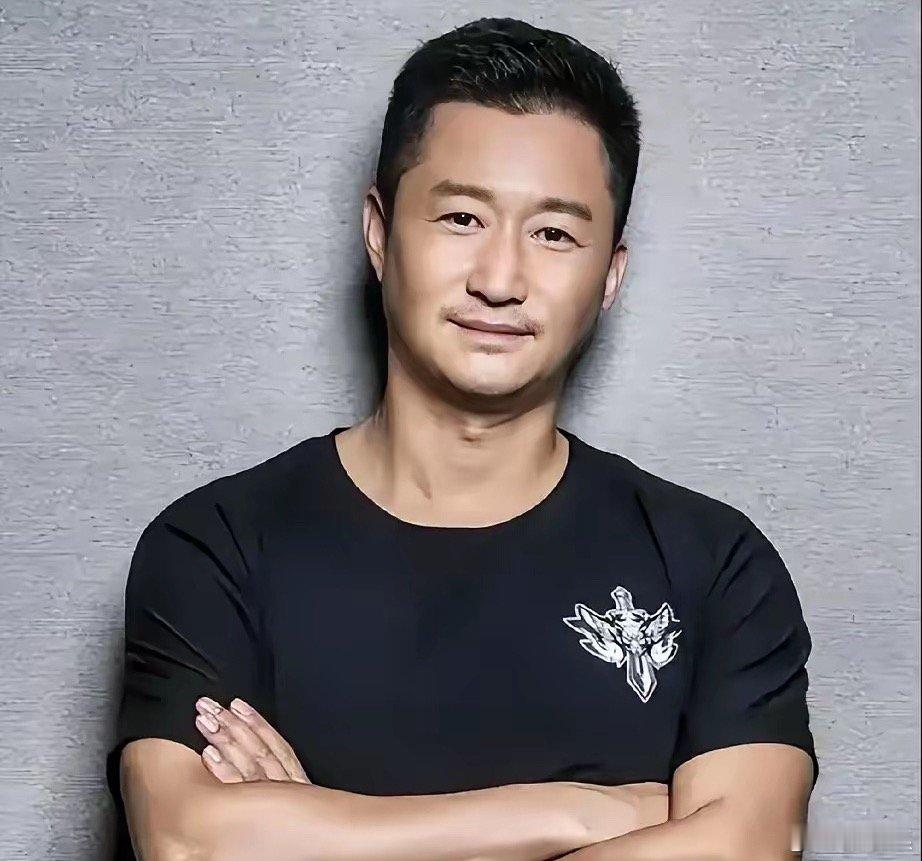 对不起大窑，我要对你路转粉，因为我发现你一瓶才6块钱，居然能让我在吴京路演现场硬