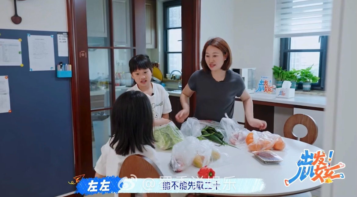 10岁萌娃承包一家五口伙食出发儿儿女女 她做菜动作熟练得像个大人！十岁就包揽全家