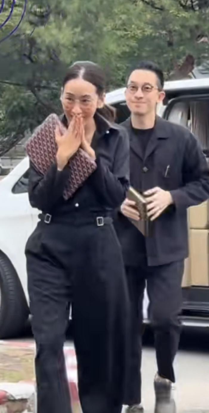 10月30日上午10点，佩通坦的姐姐萍通塔来看望父亲他信，萍通塔的丈夫陪伴左右。