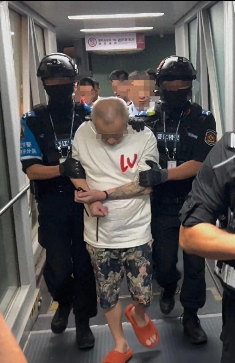 潜逃菲律宾的绑架团伙头目邱某某，以为躲到海外就能逃脱制裁，8月26日晚，中菲两国