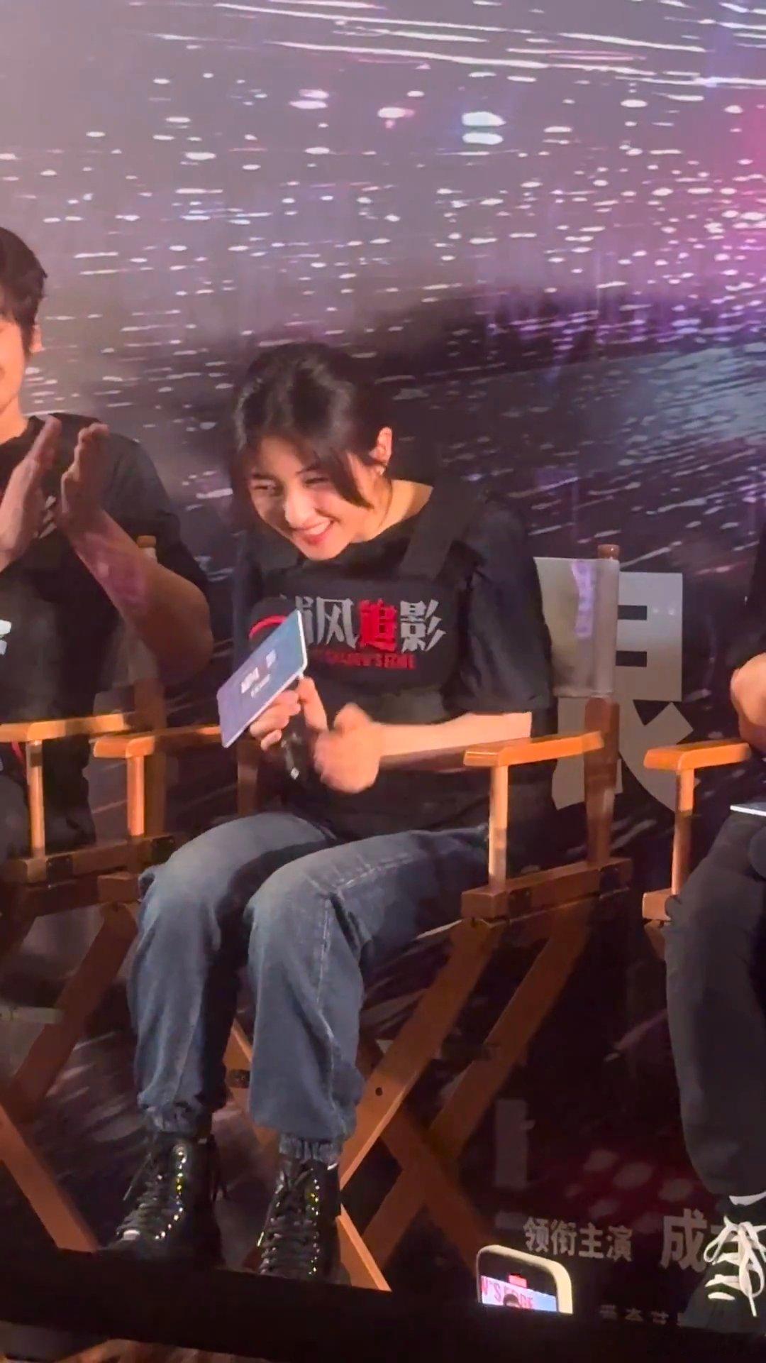 成龙说张子枫成功是有理由的《捕风追影》首映礼，成龙透露张子枫拍戏双手打破仍坚守，