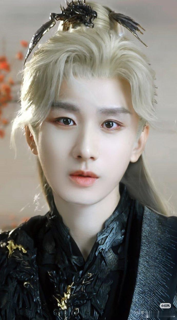 不要小看成毅任何一个白头 成毅的白头造型自带破碎感又透着强大，每一个白发角色都能