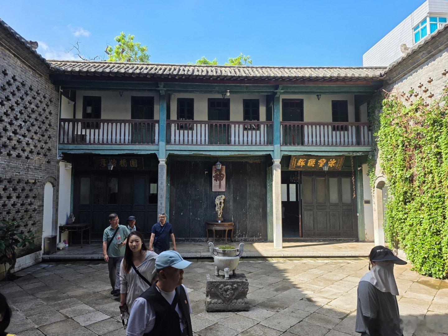 云南蒙自西南联大旧址后面的周家老宅，周家曾经是锡矿老板，个碧石全铁路的协理。这个