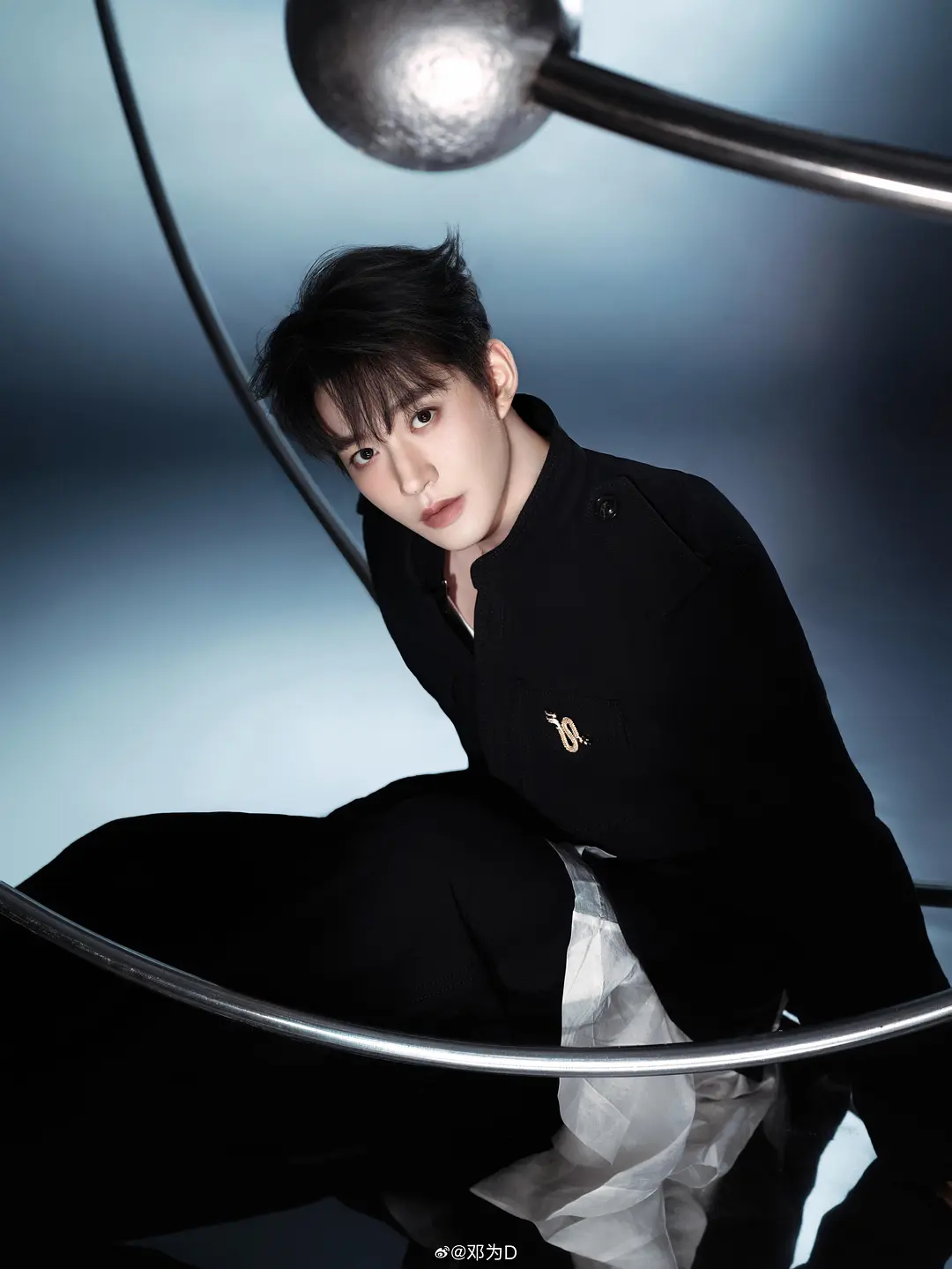 邓为微博之夜出图 俊美矜贵优雅 