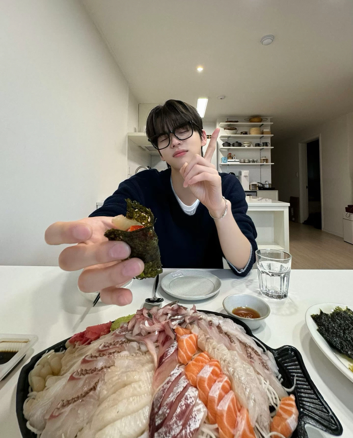 大哥哥劝饭