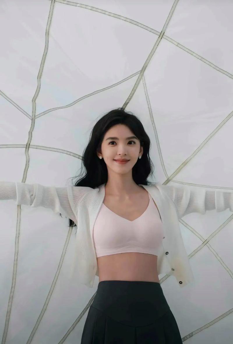 章若楠三妹举行婚礼，来宾称章若楠低调参加远观礼成 。去年二妹结婚，章若楠也在外围